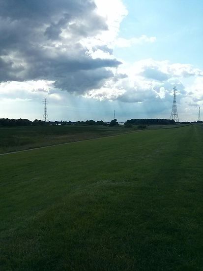 Die mit 227m höchsten Strommasten Europas stehen an der Elbe. Die müssen so hoch sein, damit wegen der weit durchhängenden Stromkabel die großen Pötte auf der Elbe noch darunter durchkommen.