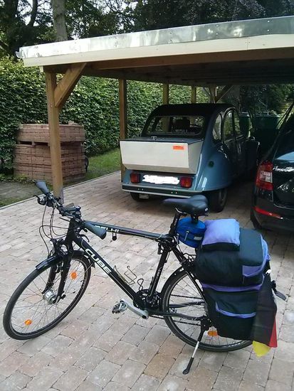Die schnuckelig schnatternde 2CV-Ente meines privaten Gastgebers mit Packkoffer am Heck und meine Kombination in der Gegenüberstellung.