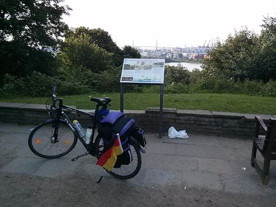 Im Hintergrund etwas schemenhaft die Köhlbrandbrücke