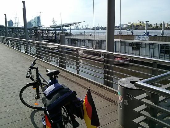Von meinem Lenker nach oben gesehen im Hintergrund die sündhaft teure Elbphilharmonie, auf gleicher Höhe rechts vom Masten die Musical-Halle vom "König der Löwen" mit dem blaß-gelblichen Dachaufbau.