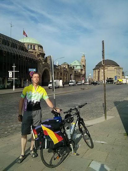 Landungsbrücken. Im Gebäude mit dem dunklen Kuppeldach befindet sich der Aufzug hinunter zum alten (St. Pauli)-Elbtunnel.