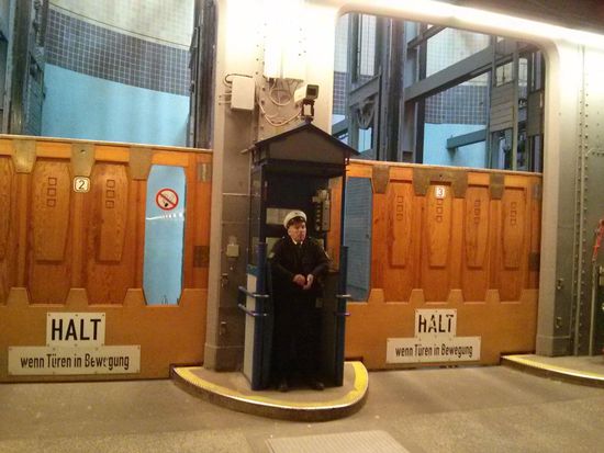 Der Aufzugwärter in der unteren Ebene des alten Elbtunnels