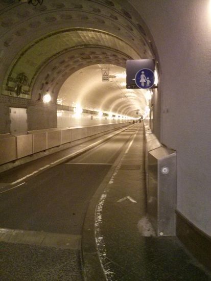 Der alte Elbtunnel in Richtung Süden