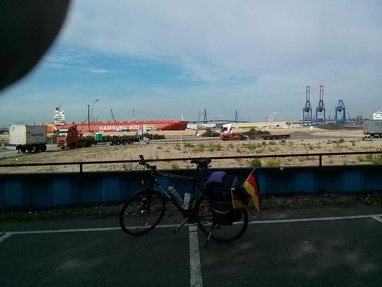 Hafengebiet mit [verweis=]Köhlbrandbrücke[/verweis] im Hintergrund. Für Radfahrer und Fußgänger in der Regel gesperrt, aber im Rahmen zweier Radveranstaltungen konnte ich vor einigen Jahren die tolle Aussicht von der Brücke auf das Hamburger Stadtgebiet bestaunen.