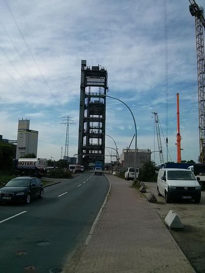 Rethe-Hubbrücke: damit ein Schiff passieren kann, wird die Fahrbahn nach oben gezogen