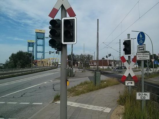 linker Hand die Kattwykbrücke, ebenfalls eine Hubbrücke.