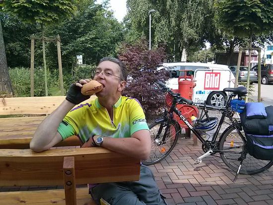 ...eine von zwei herzhaft dick belegten Leberkas-Semmeln...