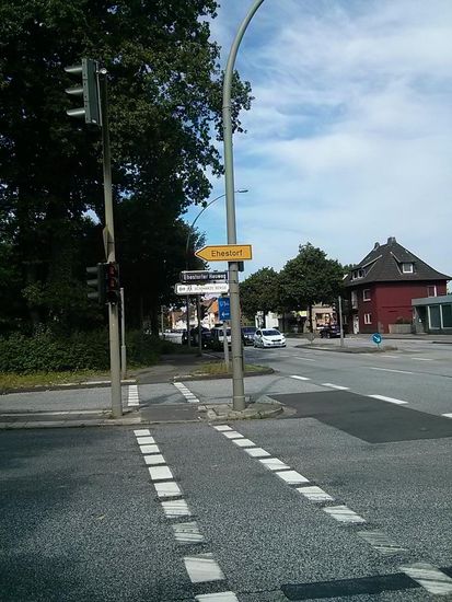 ...und gleich anschließend geht's gut gestärkt nach links weg einen langen Anstieg aus dem Elbtal heraus in Richtung Schwarze Berge:
Tschüüüßßßß und Servus Hamburg - Deine Stadtgrenze ist gleich hinter mir.