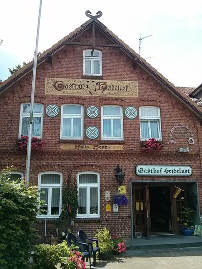 Schmucker Gasthof, aber es war früh nachmittags und zwischen Frühstück und reichlich Abendessen gab's nur eine oder zwei schnelle Wurstsemmeln als Marschverpflegung vom Frühstück her. Da bleibt man beweglich und kommt vorwärts.