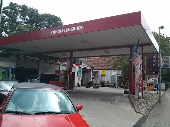 Wer meinen Spitznamen noch nicht kennt (Ronnie), weiß jetzt, wer diese Tanke in Hänigsen (Niedersachsen) führt. Daß das "e" am Spitznamen fehlt, ist eine reine Sparmaßnahme - das Tankstellengewerbe hat finanziell einfach nichts zu lachen...