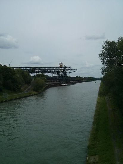 Der Kohlehafen des Steinkohlekraftwerks Mehrum am Mittellandkanal