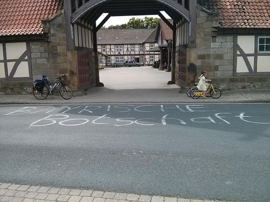 Das Rittergut Garmissen mit lustiger Straßenkritzelei