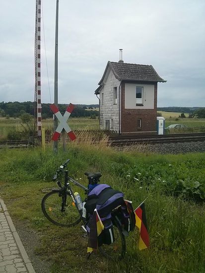 Am "Kult-Bahnübergang" mit Schrankenwärterimmobilie in Hockeln bei Groß Düngen etwas südöstlich von Hildesheim.