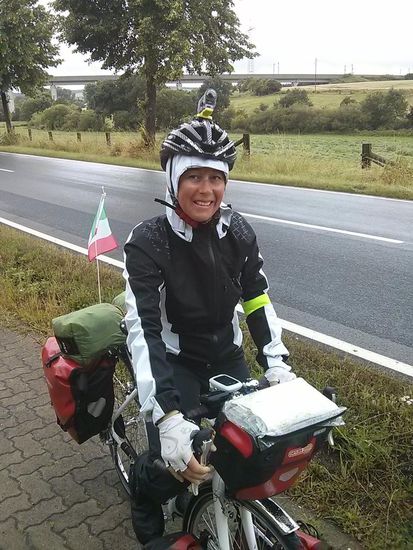 Claudia aus Mailand. 
Profihaft mit Helmkamera ausgestattet