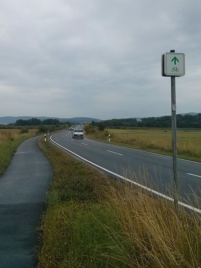 Da ich gerade geschmeidig am Poltern bin: Was soll das denn jetzt ? Zum einen weiß man nicht, welchen Zweig man nehmen soll, dann geht's wie an dieser Stelle nur diesen Radweg entlang und man wird zu seinem Glück auch noch von einem Hinweisschild bestätigt... HURRA ! Bürokratischer Vorschriftszwang oder Überfluss in der Kasse. Auch dieses Beispiel war kein Einzelfall.