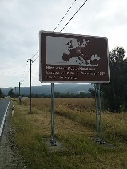 Unglaublich, wenn man zurückdenkt, was sich damals für Tragödien an der innerdeutschen Grenze abgespielt haben. Heutzutage ist's die banale Landesgrenze von Thüringen nach Hessen. Noch ca. zwei km und Bad Sooden-Allendorf, nach erfolgreicher Zimmersuche der Endpunkt vom heutigen Rolltag ist erreicht.