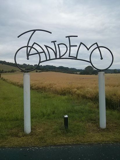 "Kunst am Radweg" lautete die Beschreibung auf dem dunklen Pflock zw. den hellen Tragsäulen.