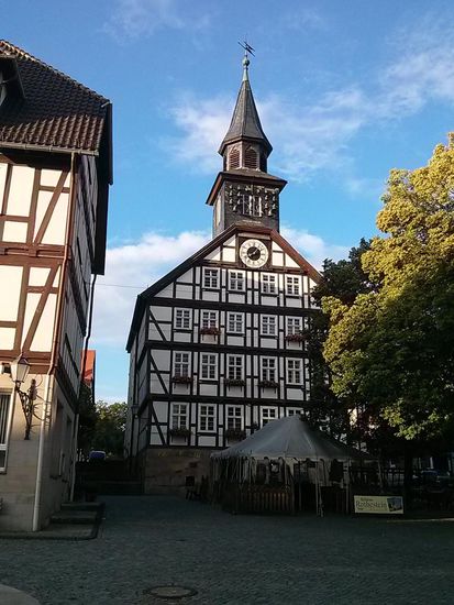 Das historische Rathaus von Bad Sooden-Allendorf am vorigen Ankunftsabend gegen 20 Uhr