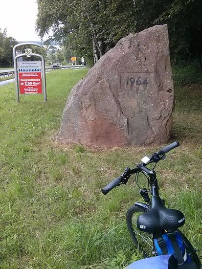 Der Felsbrocken da schummelt doch mit seinem Jahrgang...