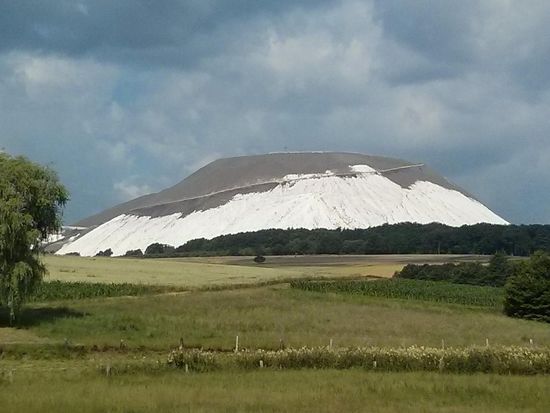 Die Kali-Abraumhalde bei Neuhof mit über 120m Höhe. Die finsteren Wolken in diesem Moment bedeutungslos - es wurde der erste Tag ohne jegliches "Himmelswasser"auf meinem Streckenanteil.