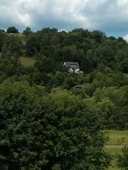 kleiner eisenbahnkundlicher Einwurf: in Bildmitte, etwas unter dem alleinstehenden Anwesen, ist ein von Büschen z.T. verdeckter Betonbogen sichtbar. Es handelt sich dabei um das Südportal von Deutschlands mit 10779 m längsten Eisenbahntunnel, dem Landrückentunnel, wo 2008 im Nordportal ein ICE in eine Schafherde raste.