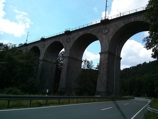 Ein architektonisch imposantes Eisenbahn-Viadukt an der alten Nord-Süd-Hauptstrecke bei Jossa.