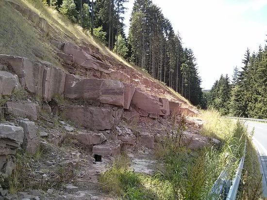 Auch eine farblich interessante Gesteinsformation zwischen Jossa und Obersinn