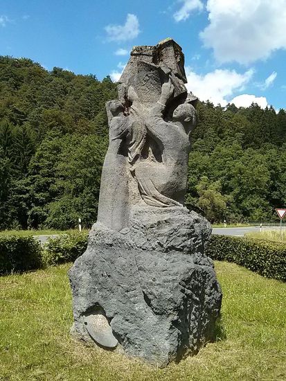 Denkmal am Parkplatz gleich nördlich der Ortschaft Obersinn...