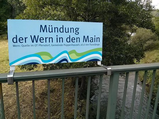 Im hinteren (verdeckten) Teil des Bildes liegt die Mündung