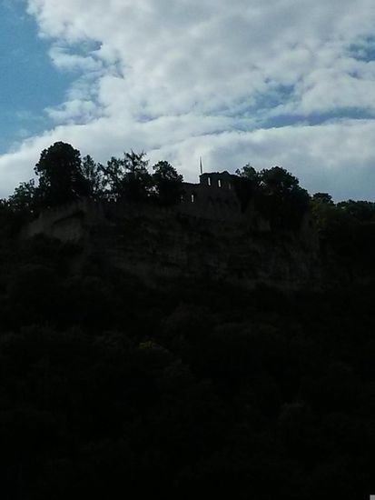 Mein Original-Foto der Karlsburgbei Karlstadt. Durch ungünstige Lichtverhältnisse leider nur kaum erkennbar. Aber durch Klick auf den Link erfüllt Wikipedia seine Aufgabe wieder hervorragend.