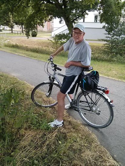 Werte Fernradler-Kollegen: Wenn ihr am Main so ca. in der Gegend von Gemünden entlangradelts, auf diesen Herrn trefft und interessante Regionaldetails erfahren wollt, fragt ihn einfach, ob er euch nicht rein zufällig die Region näher erklären kann - ihr werdet bestens betreut !