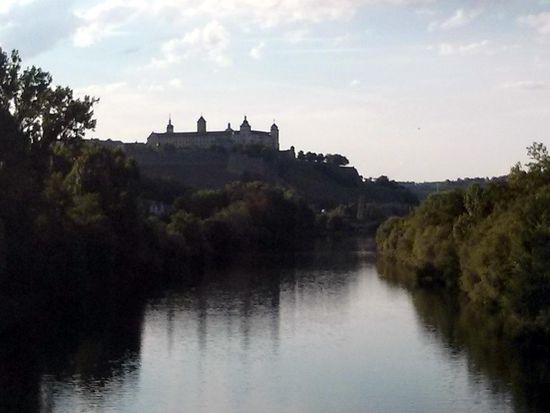 Die abendliche Festung Marienberg hoch über Würzburg