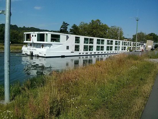 Hotelschiff in einer Schleuse vor Ochsenfurt. Ist mir auch noch nie passiert: man winkt zum Schiff rüber und kein einziger von denen, die an den Fenstern waren, winkt zurück - nur teilnahmsloses "Gaffen". War wahrscheinlich ein "Muhackl"-Ausflug. Aber trotzdem der Wunsch für eine Gute Reise !