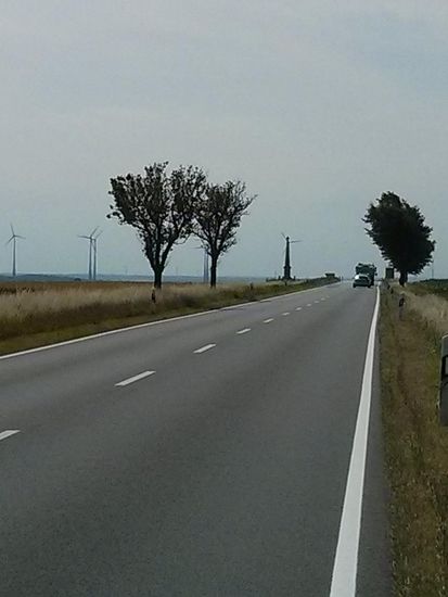 Keine Fotomontage, sondern die Mautpyramide verdeckt den Masten der Windanlage so, daß die Windflügel wie an der Pyramide befestigt erscheinen.