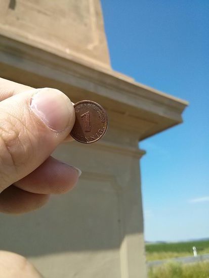 Meinen alten Glückspfennig hielt ich nur symbolisch in Richtung Mautpyramide. Ich zahle nicht !