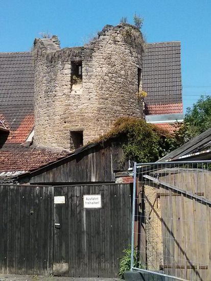 Das "Ausfahrt freihalten" gilt aber nicht mehr für die damaligen Ritter im Turm:
Verfallener Wehrturm in Aub