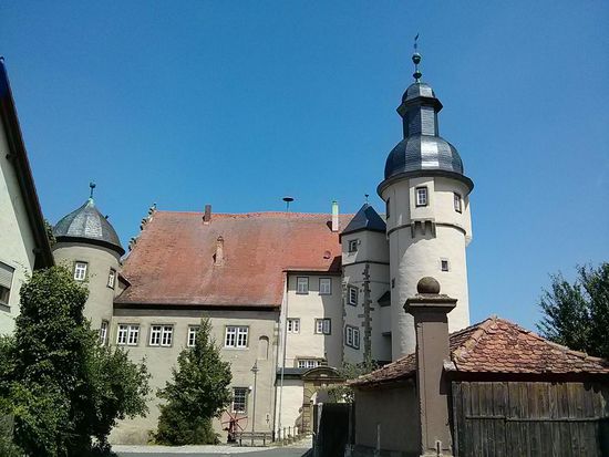 Schloß Waldmannshofen, in dem ein Feuerwehrmuseum untergebracht ist. Allerdings war es gerade kurz nach 12 Uhr und das Museum mittags vorübergehend geschlossen. Gut so, sonst wäre ich wieder nicht weitergekommen.