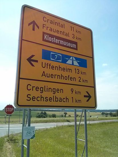 Immer dem kleinen Radl-Wegweiser nach, also geradeaus !