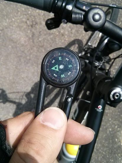 Für alle Notfälle - mein Maskottchen, ein ordinärer Magnetnadelkompass. Ohne Batterieabhängigkeit ! Nur ein Sonnensturm könnte Abweichungen hervorrufen.