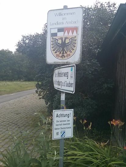Es geht ja doch, bayerisches Hoheitsgebiet zu kennzeichnen. Wenn auch durch etwas kraftmeierische Privatinitiative. Mein Umweg hatte somit auch 
eine kleine Stippvisite ins Württembergische mit sich gebracht.