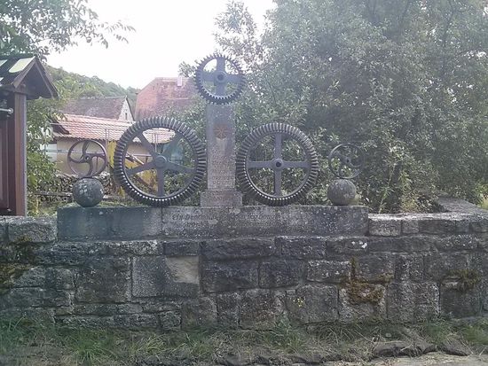 Dieses Denkmal ist dem Mühlen-Sterben an der Tauber gewidmet
