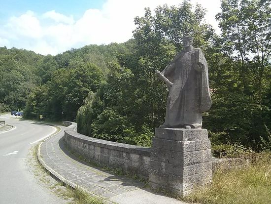 Die Barbarossa-Brücke bei Rothenburg o.d.T. Kaiser Friedrich I. Barbarossa verlieh Rothenburg im Jahre 1172 Stadtrechte.