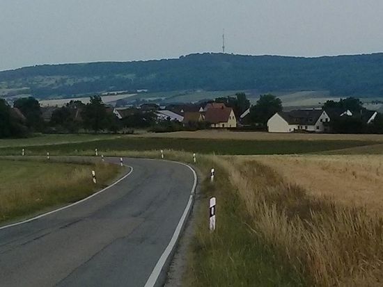 Der Hesselberg mit Sendeturm. Wassertrüdingen, schließlich meine Endstation für diesen Reisetag, befindet sich gegenüber, in etwa Mitte der linken Bildhälfte.
