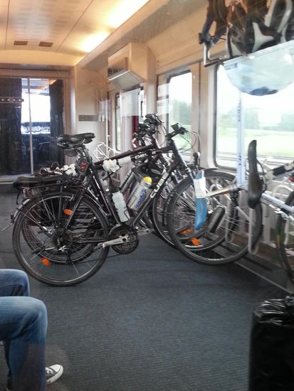 Der Umstieg in München Hbf ist rechtzeitig geglückt. Kurz nach der Abfahrt des IC in Richtung Frankfurt/Main über Stuttgart, Heidelberg und Darmstadt ist mein Rad mit den zwei Getränkeflaschen im Vordergrund in seinem reservierten Stellplatz sicher positioniert und wartet passiv auf den richtigen Einsatz ab Mittag in Frankfurt.