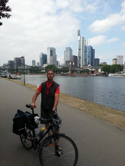 Etwas weiter östlich nochmals das Bankenviertel im Hintergrund. Das mit ca. 260 m höchste Bürogebäude Europas ist dabei der Commerzbank Tower.I