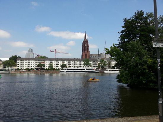 Im Hintergrund der Frankfurter Dom