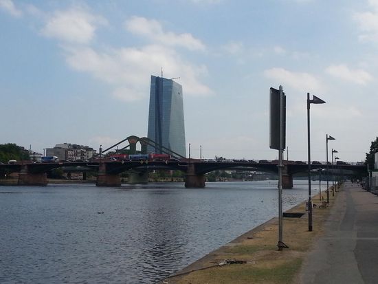 Im Hintergrund der EZB Tower. Schauplatz der unrühmlichen Krawalle zu seiner Einweihung.