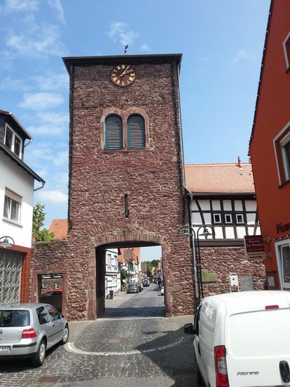 Das Obertor im historischen Dreieichenhain mit nachfolgender Beschreibung