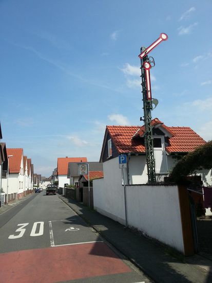 Muß ein Eisenbahner (gewesen) sein, der sich ein altes Form-Hauptsignal ins Grundstück stellt. Immerhin zeigt es "Freie Fahrt" an, wenn auch meine Strecke vor dem Anwesen schräg nach rechts weiterging. Bin mir nicht mehr ganz sicher, könnte aber in Dieburg oder Groß-Umstadt gewesen sein.