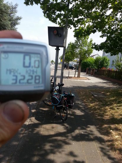 Achtung Starenkasten ! War aber eine ordinäre 50er-Durchgangsstraße und seit Frankfurt war ich nicht schneller als die angezeigte max. Geschwindigkeit von 32,28 km/h im Tacho. Warum auch hasten und hetzen ?